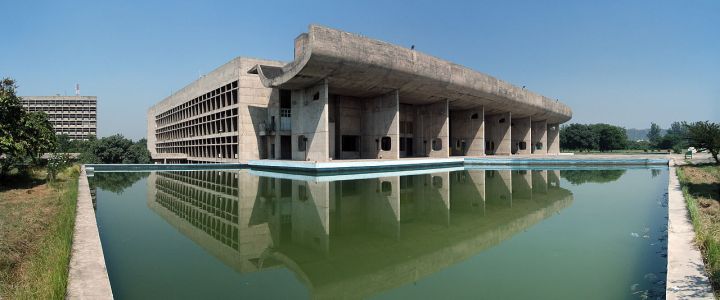 The Assembly Building in Chandigarh, designed by Le Corbusier. Credit: By duncid - KIF_4646_Pano, CC BY-SA 2.0, https://commons.wikimedia.org/w/index.php?curid=3635869