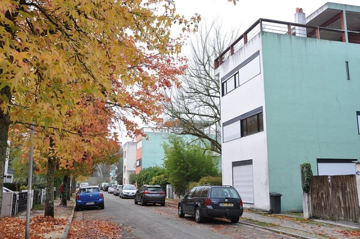A portion of the Quartiers Modernes Frugès development in Pessac, France. Credit: By JosepBC - Own work, CC BY-SA 4.0, https://commons.wikimedia.org/w/index.php?curid=53350871