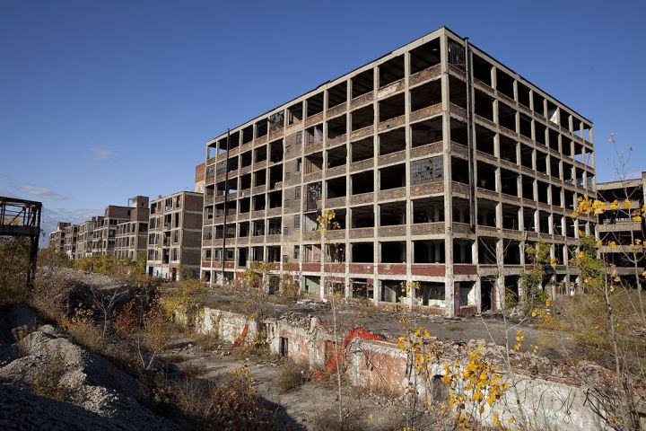 The abandoned Packard Automotive Plant in 2009. The factory shut down in 1958, and the last tenant moved out in 2010. Since then, sections of the complex have begun to collapse and be demolished. By Albert duce - Own work, CC BY-SA 3.0, https://commons.wikimedia.org/w/index.php?curid=10103075